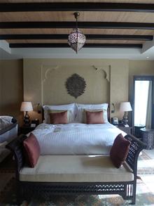 villa_bedroom.jpg